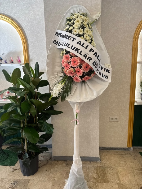 Tek katlı pembe beyaz gerbela çelenk